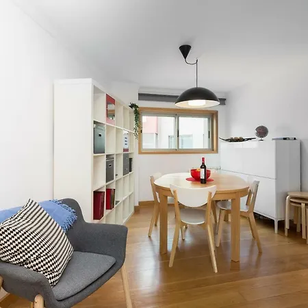 Apartment Deluxe Modern Flat With Balcony By Host Wise