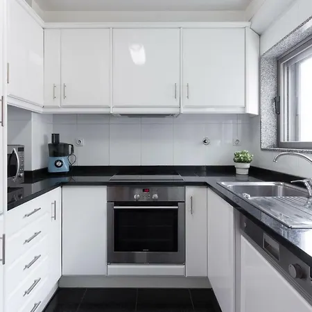 Deluxe Modern Flat With Balcony By Host Wise
