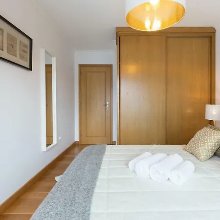 Apartment Deluxe Modern Flat With Balcony By Host Wise *