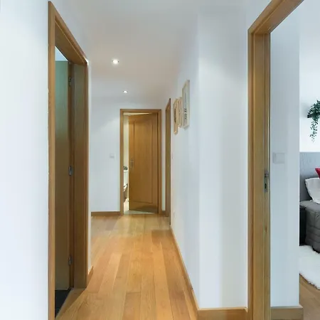 Deluxe Modern Flat With Balcony By Host Wise Apartment