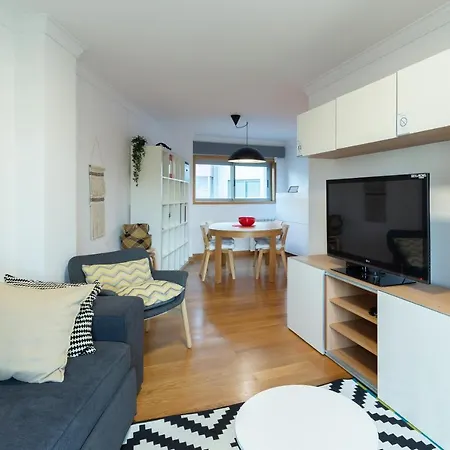 Deluxe Modern Flat With Balcony By Host Wise *