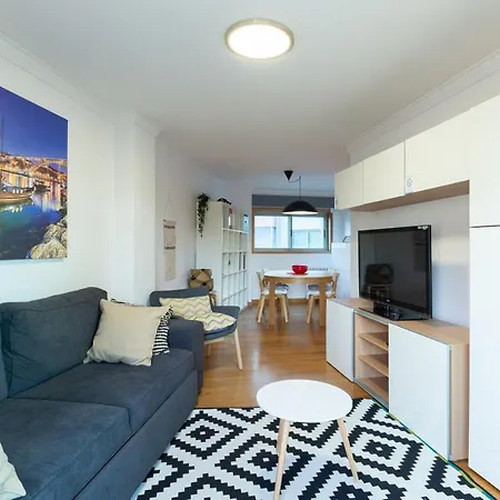 Apartment Deluxe Modern Flat With Balcony By Host Wise *